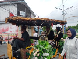 Warga Sampang Antusias Menyambut Iring - Iringan Bupati Sampang Pamit
