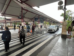 Untuk Kelancaran dan Kenyamanan Masyarakat Polres Bandara Ngurah Rai Tempatkan Personilnya di Koridor Kedatangan Domestik