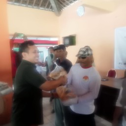 PT Belfoods Indonesia Bagikan Bansos di Desa Ngangkatan Rejoso
