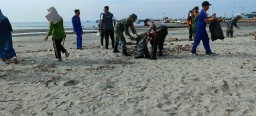 Peduli Lingkungan, Polisi bersama TNI Gelar Sapu Bersih Sampah Laut di Pamekasan