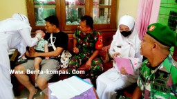 Peduli Akan Kekebalan Tubuh Anak Balita, Babinsa Kota Kulon Dampingi Kegiatan Vaksin Polio