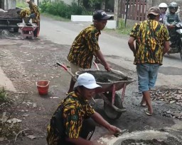 Warga Sekarputih Apresiasi AMPG Tambal Jalan Berlubang