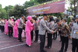 Kapolres Malang Pimpin Upacara Kenaikan Pangkat, 75 Personel Diberi Penghargaan atas Kinerja Terbaiknya