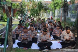 Polres Bandara Ngurah Rai Laksanakan Doa Bersama Untuk Pemilu Damai 2024
