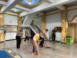 Kolaborasi Polresta Malang Kota, TNI, dan Masyarakat: Bersih-bersih Masjid sebagai Wujud Meningkatkan Toleransi dan Kerukunan Umat Beragama