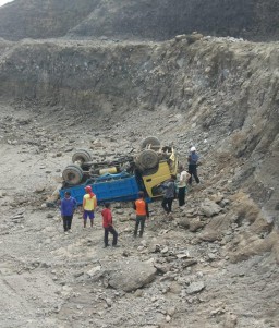 Karena Akses Jalan Antrian Dam Truk Menurun Mengakibatkan Armada Jalan Sendiri Masuk Kejurang