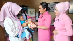 Ketua Bhayangkari Cabang Jakarta Timur kunjungi TK Kemala Bhayangkari 15 dan Posyandu Kemala