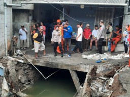 Dengan Sigap Polisi Evakuasi Warga dan Bangunan Yang Kena Musibah Tanah Longsor di Kramat Jati