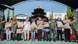 Bulan Bakti TNI-Polri, Polrestabes Surabaya Gelar Bakti Kesehatan dan Bakti Sosial di Masjid Muhammad Cheng Hoo