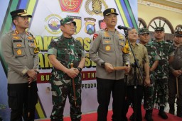 Colling System Jelang Pemilu, Polda Jatim dan Kodam V Brawijaya Laksanakan Bulan Bakti TNI-POLRI di Kabupaten Sampang