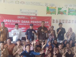 BRI Salurkan Apresiasi Beasiswa Untuk Anak Berprestasi di Desa BRILIAN Cihanjuang