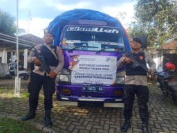 Polres Pandeglang Kawal Pendistribusian Logistik Pemilu di Kecamatan Cibaliung