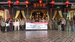 TNI Polri Simokerto Bersihkan Kelenteng BoenBio Kapasan dan Bagikan 200 Nasi Kotak