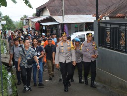 Kapolres Buleleng Pimpin Geledah Rumah Tersangka Peredaran Gelap Narkoba Kepemilikan Senjata Api Rakitan Dua Air Softgun