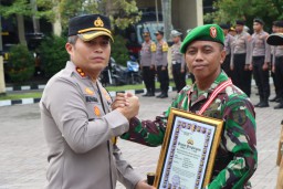 Kapolres Nganjuk Berikan Penghargaan Atas Keberhasilan 3 pilar Kecamatan Wilangan ( Danramil, Kapolsek dan Camat), Para Kades dan Para Ketua Perguruan Silat se-