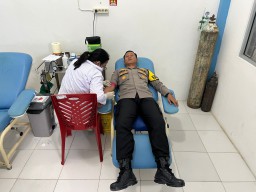 Kapolres Bengkayang, Donorkan Darah Usai Mendapat Info Pasien Yang Membutuhkan