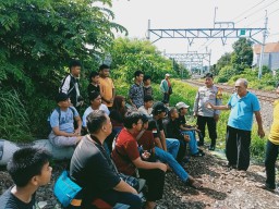 Cegah Korban Tabrak Kereta Api, Kapolsek Matraman Patroli di Sekitaran Rel Kereta Api