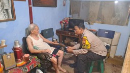 Giat Minggu Kasih, Bhabinkamtibmas Kunjungi Warga Yang Sakit