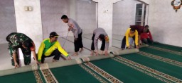 Jumat Peduli, Polsek Ciracas Bersih-Bersih Tempat Ibadah Bersama Warga