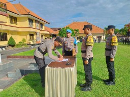 Kapolres Buleleng Pimpin Upacara Kenaikan Pangkat Pengabdian, Serta Dirangkaikan Penandatanganan Fakta Integritas Bhabinkamtibmas dan Pelepasan Purna Bhakti Pol