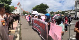 Aksi Unjuk Rasa Gerakan Rakyat Surabaya Dukung Keadilan di Mapolrestabes Surabaya Berjalan Lancar