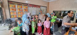Polisi Sahabat Anak, Polsek Pulogadung Kenalkan Tugas, Seragam Hingga Mobil Dinas Pak Polisi