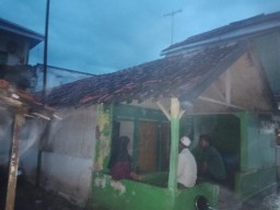 Rumah Warga Rongtengah Sampang Terkenak Sambaran Petir Pasca Hujan Deras
