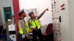 Cegah Banjir Polsek Simokerto Lakukan Pengecekan Debit Air dan Mesin Pompa Air