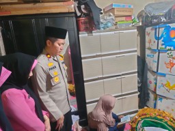 Kapolsek dan Ketua Ranting Bhayangkari Cakung Takziah ke Rumah Duka Istri Aipda Alim MZ