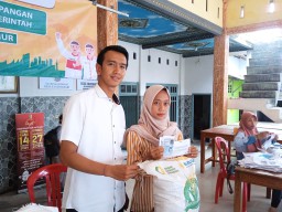 Bantuan Beras 10 kg Diserahkan Kepala Desa Tanjungsari