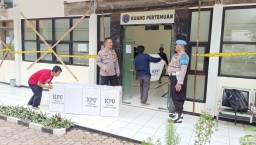 Kapolsek Simokerto Pimpin Pengawalan Distribusi Logistik Pemilu