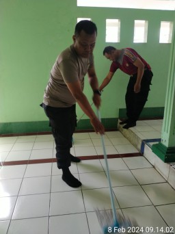Peringatan Isra Mi'raj, Polsek Pasar Rebo Bersih-Bersih Tempat Ibadah