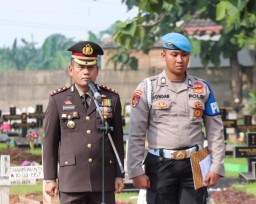 Polres Metro Jakarta Timur Gelar Upacara Pemakaman Anggota Polri