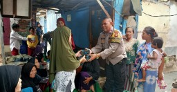 Polisi Baik di Cakung Bagikan Nasi ke Warga Kurang Mampu