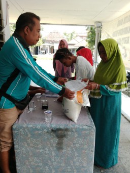 Pemdes Sawah Tengah Salurkan Bantuan Pangan Beras Kepada 411 KPM