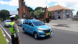 Polres Bandara Ngurah Rai Siagakan Personilnya di Jalur Bandara Antisifasi Kepadatan Arus Lalin Libur Panjang