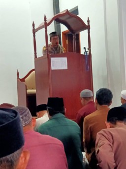 Kapolsek Pondok Aren Jadi Khatib dan Imam Shalat Jumat di Masjid Tertua di Tangsel Berusia 152 Tahun