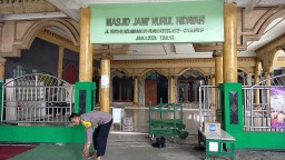 Peringatan Isra Mi'raj, Polisi Bersihkan Tempat Ibadah di Cakung