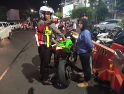 Jelang Pemilu 2024, Anggota Satlantas Polrestabes Surabaya Lakukan Razia Terhadap Kendaraan Knalpot Brong
