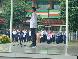 Kasat Reskrim Jadi Pembina Upacara di Sekolah Dalam Program Senin Pintar
