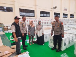 Pastikan Aman, Kapolsek Matraman Cek Gudang Logistik PPK Matraman Pada Pemilu 2024