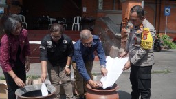 Wakapolresta Hadiri Pemusnahan Kelebihan Surat Suara Pemilu 2024 di KPU Kota Denpasar