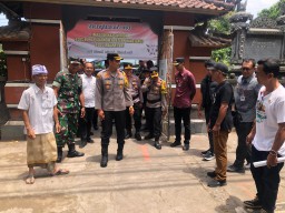 Kapolres Buleleng Cek Persiapan Lokasi TPS di SD N 2 Banjarasem Memastikan Pelaksanaan Pemungutan Suara Pemilu 2024