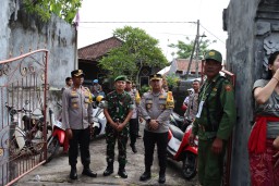 Pamatwil Polda Bali dan Kapolres Karangasem Lakukan Pengecekan di TPS 54 Kelurahan Karangasem