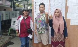 Umar Berserta Keluarga Datang dan Berikan Hak Pilihanya di TPS 044