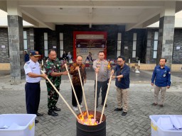 Polres Nganjuk Hadir Dalam Pemusnahan Surat Suara Rusak di Kantor Logistik KPU Nganjuk