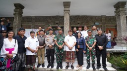 Pastikan Keamanan Hari Pemungutan Suara Kapolda Bali Bersama PJ Gubernur Bali Laksanakan Pemantauan TPS di Denpasar