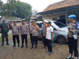 Wakapolres dan PJU Polres Metro Jakarta Timur Pantau Langsung Pemungutan Suara di TPS