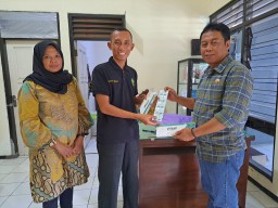 Kapolres Nganjuk dan Dinkes Nganjuk Bagikan Paket Vitamin untuk Staf dan Anggota Bawaslu Nganjuk