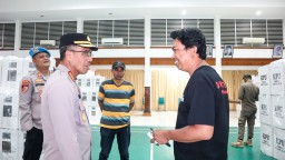 Pasca Pencoblosan dan Penghitungan Suara Pemilu, Kapolres Metro Jakarta Timur Cek Gudang Logistik PPK dan Personil Pengamanan